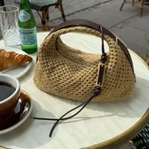 The light brown Juno Bag is knitted in Crealino by Lang Yarns in the color 39.