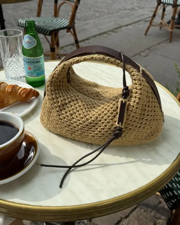 Die hellbraune Juno Bag aus Crealino von Lang Yarns in der Farbe 39 gestrickt.