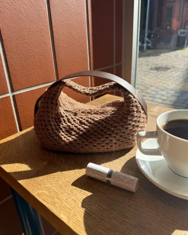 The dark brown Juno Bag is knitted in Hør Organic by Isager in the color Camel. Die dunkelbraune Juno Bag aus dem Garn „Hør Organic“ von Isager in der Farbe „Camel“ gestrickt.
