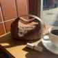Die dunkelbraune Juno Bag aus dem Garn „Hør Organic“ von Isager in der Farbe „Camel“ gestrickt.