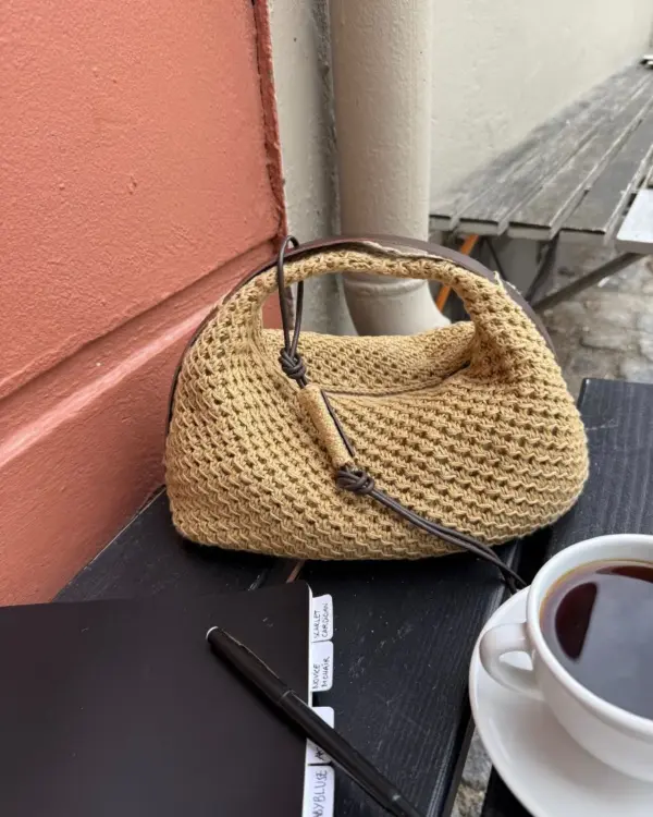 The light brown Juno Bag is knitted in Crealino by Lang Yarns in the color 39. Die hellbraune Juno Bag aus Crealino von Lang Yarns in der Farbe 39 gestrickt.
