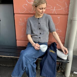 The grey Maggie Cardigan is knitted in Cashmere Classic by Cardiff in the color Fumo [519].