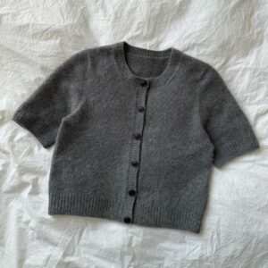 The grey Maggie Cardigan is knitted in Cashmere Classic by Cardiff in the color Fumo [519].