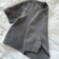 The grey Maggie Cardigan is knitted in Cashmere Classic by Cardiff in the color Fumo [519].