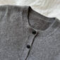 The grey Maggie Cardigan is knitted in Cashmere Classic by Cardiff in the color Fumo [519].
