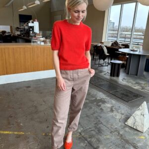 The red Poppy Tee is knitted in Cashmere Classic by Cardiff in the color Hermes [517].