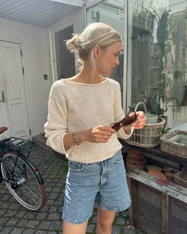 The white Sevilla Blouse is knitted in Palet by Isager in color White held together with Trio 1 by Isager in the color Linen.