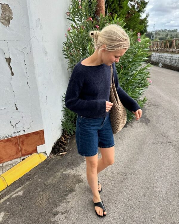 The blue Sevilla Blouse is knitted in Palet by Isager in color Navy held together with Trio 1 by Isager in the color Navy. The blue Sevilla Blouse is knitted in Palet by Isager in color Navy held together with Trio 1 by Isager in the color Navy.