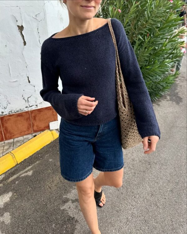 The blue Sevilla Blouse is knitted in Palet by Isager in color Navy held together with Trio 1 by Isager in the color Navy. The blue Sevilla Blouse is knitted in Palet by Isager in color Navy held together with Trio 1 by Isager in the color Navy.