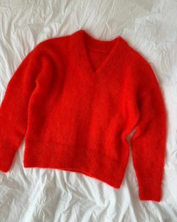 The red Stockholm Sweater V-Neck is knitted in Tynn Silk Mohair by Sandnes Garn in the color 4008 Poppy. The color is discontinued and the closest match in our selection is the color 4018 Scarlet Red. The red Stockholm Sweater V-Neck is knitted in Tynn Silk Mohair by Sandnes Garn in the color 4008 Poppy. The color is discontinued and the closest match in our selection is the color 4018 Scarlet Red.