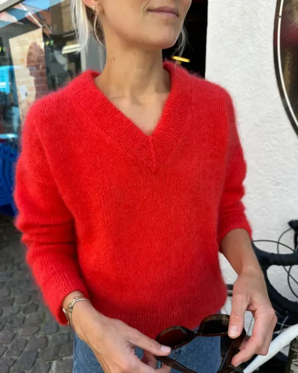 The red Stockholm Sweater V-Neck is knitted in Tynn Silk Mohair by Sandnes Garn in the color 4008 Poppy. The color is discontinued and the closest match in our selection is the color 4018 Scarlet Red. The red Stockholm Sweater V-Neck is knitted in Tynn Silk Mohair by Sandnes Garn in the color 4008 Poppy. The color is discontinued and the closest match in our selection is the color 4018 Scarlet Red.
