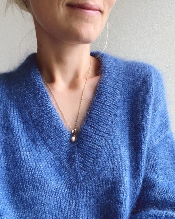 The blue Stockholm Sweater V-Neck is knitted in Silk Mohair by Isager in color 44. The blue Stockholm Sweater V-Neck is knitted in Silk Mohair by Isager in color 44.
