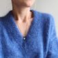 The blue Stockholm Sweater V-Neck is knitted in Silk Mohair by Isager in color 44.