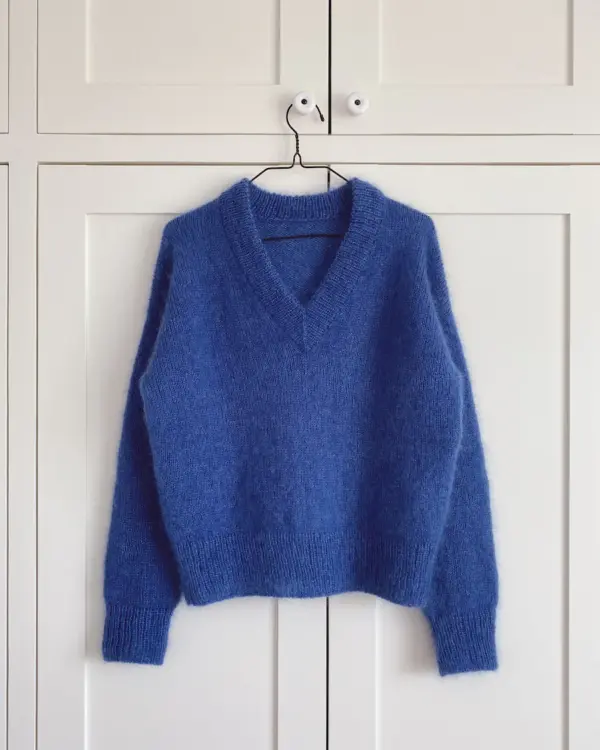 The blue Stockholm Sweater V-Neck is knitted in Silk Mohair by Isager in color 44. The blue Stockholm Sweater V-Neck is knitted in Silk Mohair by Isager in color 44.