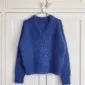 The blue Stockholm Sweater V-Neck is knitted in Silk Mohair by Isager in color 44.