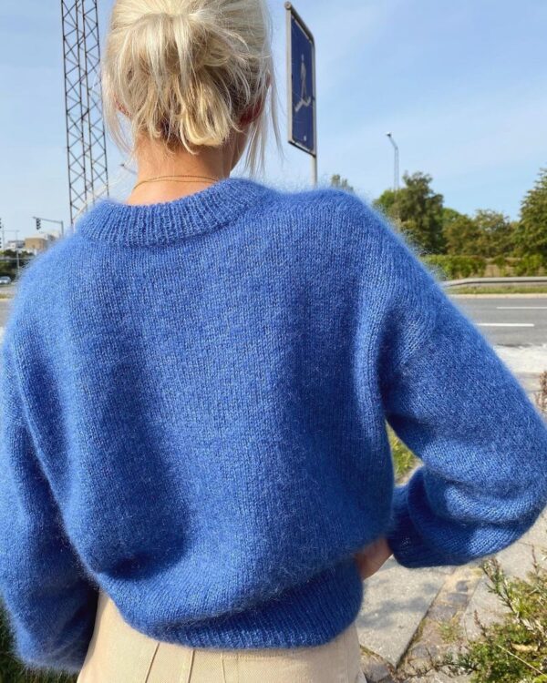 The blue Stockholm Sweater V-Neck is knitted in Silk Mohair by Isager in color 44. The blue Stockholm Sweater V-Neck is knitted in Silk Mohair by Isager in color 44.