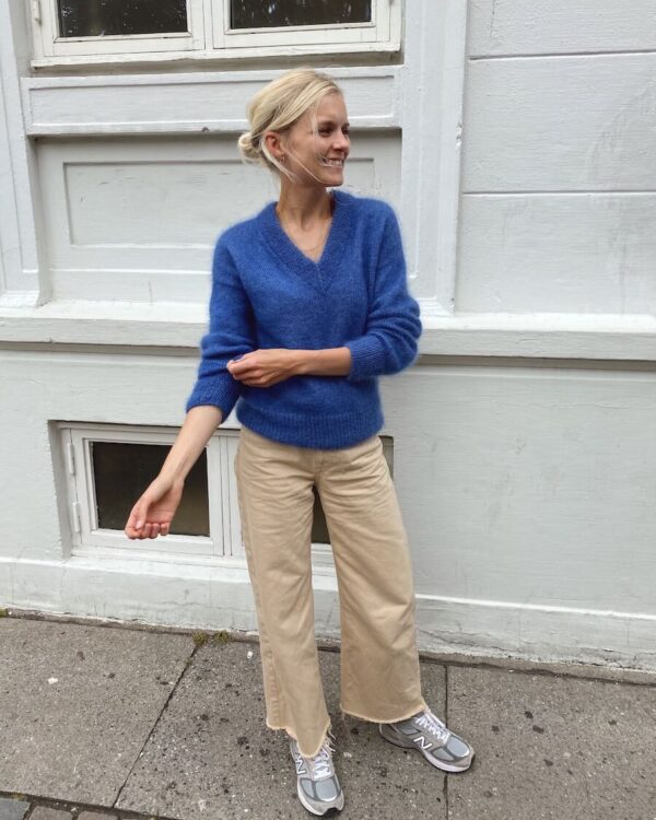 The blue Stockholm Sweater V-Neck is knitted in Silk Mohair by Isager in color 44. The blue Stockholm Sweater V-Neck is knitted in Silk Mohair by Isager in color 44.