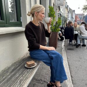 The dark brown Stockholm Sweater is knitted in Silk Mohair by Isager in color 34.