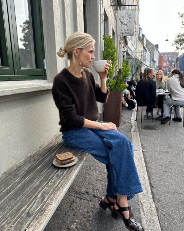 The dark brown Stockholm Sweater is knitted in Silk Mohair by Isager in color 34.