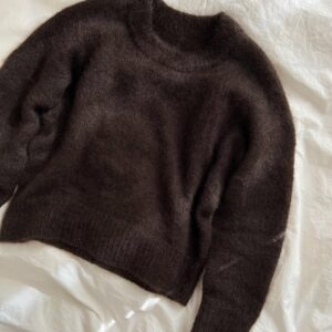 The dark brown Stockholm Sweater is knitted in Silk Mohair by Isager in color 34.