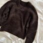 The dark brown Stockholm Sweater is knitted in Silk Mohair by Isager in color 34.