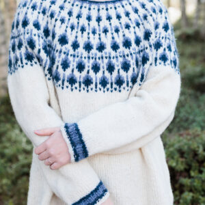 Sisuknits Blueberry Sweater is knitted in Nordic Air in the colors 1020 Natural Wool, 7050 Blueberry and 7020 Frost Blue. De Sisuknits Blueberry-trui is gebreid van Nordic Air in de kleuren 1020 Natural Wool, 7050 Blueberry en 7020 Frost Blue.