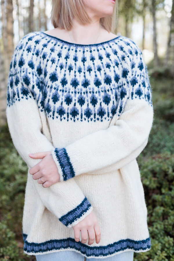 Sisuknits Blueberry Sweater is knitted in Nordic Air in the colors 1020 Natural Wool, 7050 Blueberry and 7020 Frost Blue. De Sisuknits Blueberry-trui is gebreid van Nordic Air in de kleuren 1020 Natural Wool, 7050 Blueberry en 7020 Frost Blue.
