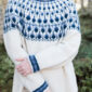 De Sisuknits Blueberry-trui is gebreid van Nordic Air in de kleuren 1020 Natural Wool, 7050 Blueberry en 7020 Frost Blue.