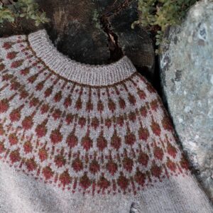 De Acorn-trui van Sisuknits is gebreid met Nordic Air in de kleuren 2030 Sandy Beach, 3050 Playful Fox en 3030 Grand Old Pine.