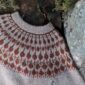 De Acorn-trui van Sisuknits is gebreid met Nordic Air in de kleuren 2030 Sandy Beach, 3050 Playful Fox en 3030 Grand Old Pine.