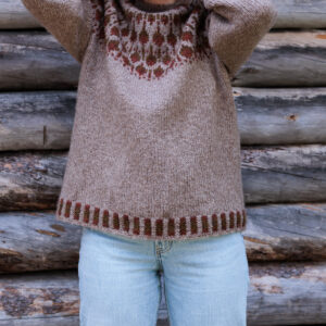 Sisuknits Acorn Sweater is knitted with Nordic Air in the colors 2030 Sandy Beach, 3050 Playful Fox and 3030 Grand Old Pine. De Acorn-trui van Sisuknits is gebreid met Nordic Air in de kleuren 2030 Sandy Beach, 3050 Playful Fox en 3030 Grand Old Pine.