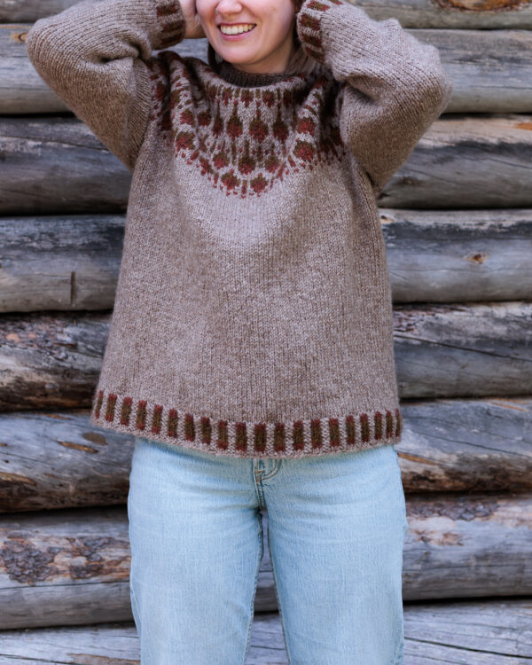 Sisuknits Acorn Sweater is knitted with Nordic Air in the colors 2030 Sandy Beach, 3050 Playful Fox and 3030 Grand Old Pine. De Acorn-trui van Sisuknits is gebreid met Nordic Air in de kleuren 2030 Sandy Beach, 3050 Playful Fox en 3030 Grand Old Pine.