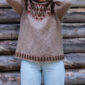 De Acorn-trui van Sisuknits is gebreid met Nordic Air in de kleuren 2030 Sandy Beach, 3050 Playful Fox en 3030 Grand Old Pine.