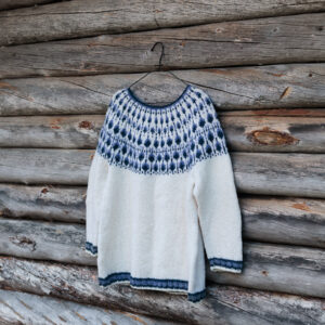 De Sisuknits Blueberry-trui is gebreid van Nordic Air in de kleuren 1020 Natural Wool, 7050 Blueberry en 7020 Frost Blue.