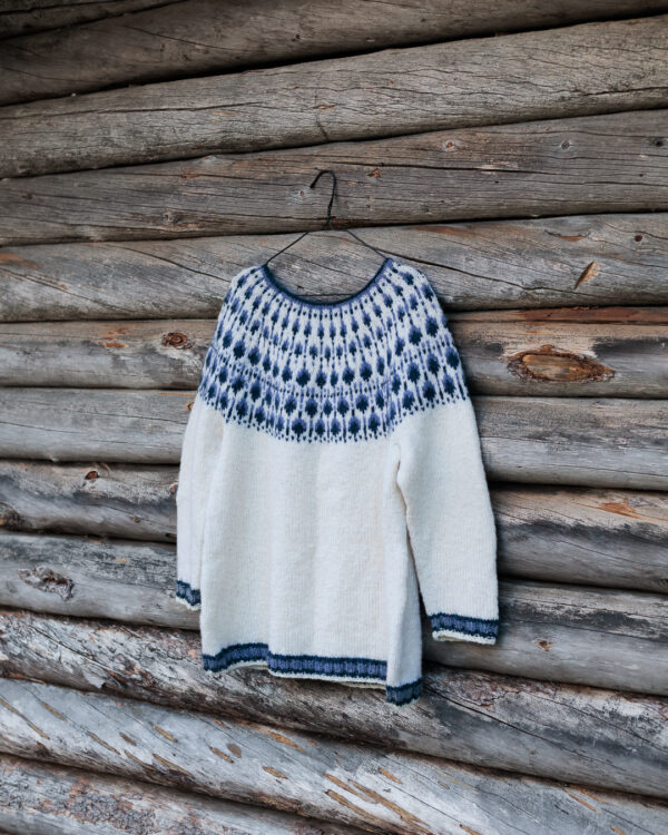 De Sisuknits Blueberry-trui is gebreid van Nordic Air in de kleuren 1020 Natural Wool, 7050 Blueberry en 7020 Frost Blue.