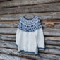 De Sisuknits Blueberry-trui is gebreid van Nordic Air in de kleuren 1020 Natural Wool, 7050 Blueberry en 7020 Frost Blue.