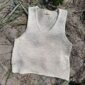 Das weiße Alice Top aus dem Garn „Tykk Line“ von Sandnes Garn in der Farbe „Kitt“ [1015] gestrickt.
