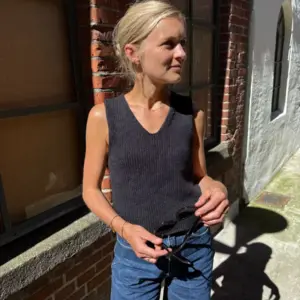 Das schwarze Alice Top aus dem Garn „Line“ von Sandnes Garn in der Farbe Schwarz [1099] gestrickt.