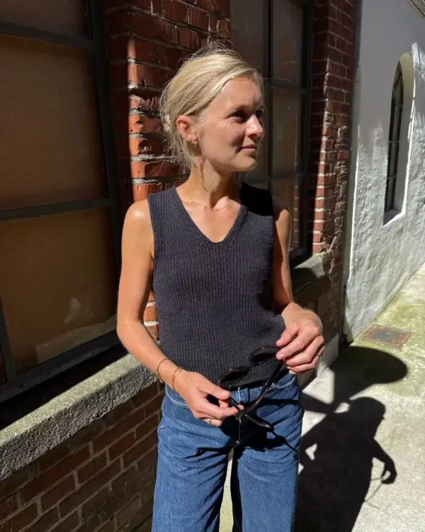Das schwarze Alice Top aus dem Garn „Line“ von Sandnes Garn in der Farbe Schwarz [1099] gestrickt.