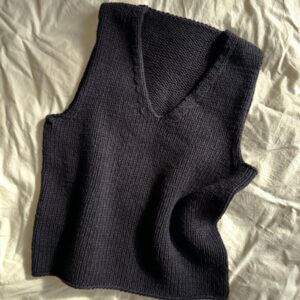 Das schwarze Alice Top aus dem Garn „Line“ von Sandnes Garn in der Farbe Schwarz [1099] gestrickt.