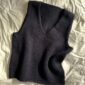 Das schwarze Alice Top aus dem Garn „Line“ von Sandnes Garn in der Farbe Schwarz [1099] gestrickt.