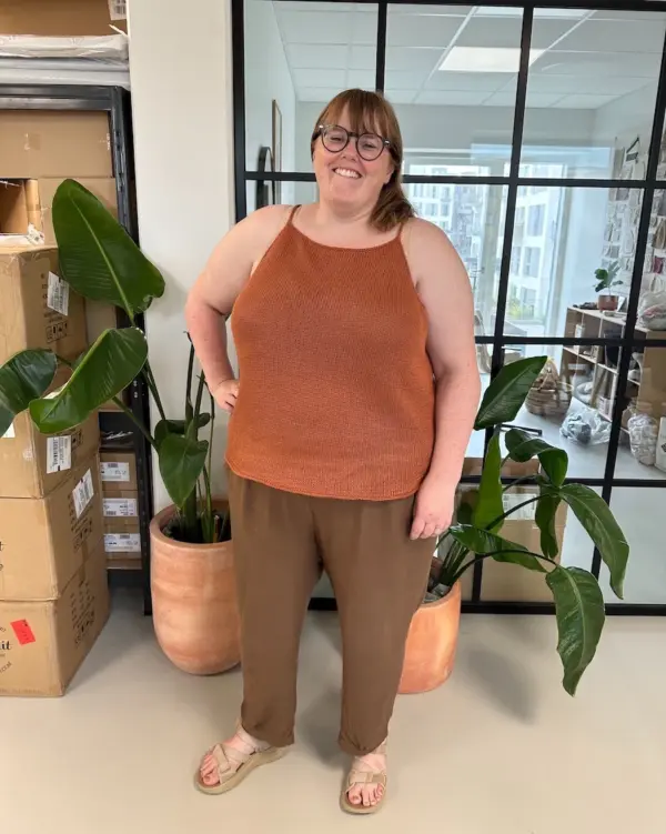 The copper colored Audrey Top is knitted in Hør Organic by Isager in the color Nougat. Das kupferfarbene Audrey Top aus dem Garn „Hør Organic“ von Isager in der Farbe „Nougat“ gestrickt.