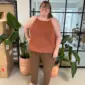 Das kupferfarbene Audrey Top aus dem Garn „Hør Organic“ von Isager in der Farbe „Nougat“ gestrickt.