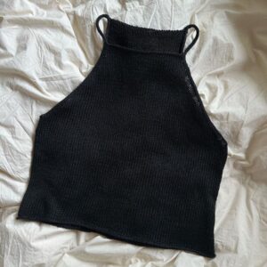 Das schwarze Audrey Top aus dem Garn „Hør Organic“ von Isager in der Farbe „Ink“ gestrickt.