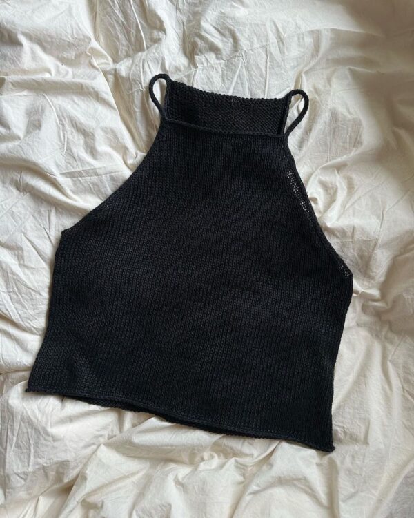 The black Audrey Top is knitted in Hør Organic by Isager in the color Ink. Das schwarze Audrey Top aus dem Garn „Hør Organic“ von Isager in der Farbe „Ink“ gestrickt.
