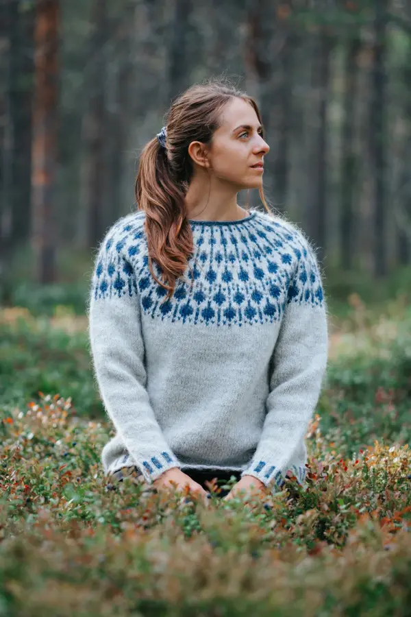 Sisuknits Blueberry Sweater is knitted in Istex Lettlopi in the colors 0054 Ash, 1403 Lapis Blue and 9418 Stone Blue. De Sisuknits Blueberry-trui is gebreid van Istex Lettlopi in de kleuren 0054 Ash, 1403 Lapis Blue en 9418 Stone Blue.