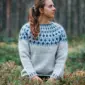 De Sisuknits Blueberry-trui is gebreid van Istex Lettlopi in de kleuren 0054 Ash, 1403 Lapis Blue en 9418 Stone Blue.