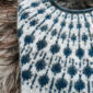 De Sisuknits Blueberry-trui is gebreid van Istex Lettlopi in de kleuren 0054 Ash, 1403 Lapis Blue en 9418 Stone Blue.