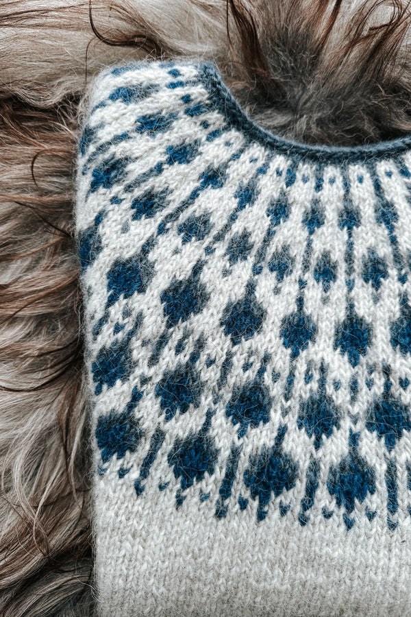 Sisuknits Blueberry Sweater is knitted in Istex Lettlopi in the colors 0054 Ash, 1403 Lapis Blue and 9418 Stone Blue. De Sisuknits Blueberry-trui is gebreid van Istex Lettlopi in de kleuren 0054 Ash, 1403 Lapis Blue en 9418 Stone Blue.
