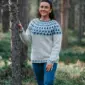 De Sisuknits Blueberry-trui is gebreid van Istex Lettlopi in de kleuren 0054 Ash, 1403 Lapis Blue en 9418 Stone Blue.